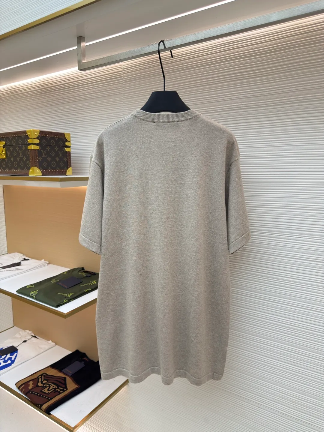 LOUIS VUITTON signature short sleeves ●Original version: purchased and developed at 8850 ●Item number: 1680782-A60 ●Fabric: combed cotton fabric ●Technology: knitted ●Version: fitted version ●Weight: about 345 grams ●Size: S-M-L-XL ●Description: Custom-made 32-count double-ply fully combed cotton yarn is used. The main color is pattern yarn. The entire garment must be dyed and spun using a single-sided jacquard process. Due to the complicated pattern, the weaving of the garment will be particularly slow. The entire garment takes nearly 160 minutes. For a piece of knitted short-sleeves, this time is quite long. The machine is woven using a German Stoll flat machine, and the imported seaming machine is used to sew the discs. The patterns on the clothes are also drawn by the master exactly according to the original version, and the font size is completely consistent with the original version. The small logo webbing on the side seam of the clothes is also customized based on the original mold. The color, size, font, and shape are exactly the same as the original. The overall wiring is straight and delicate, the fabric is comfortable and soft, and the color is consistent without color difference. It can be matched with the same style to create a fashionable look and control various occasions. Customized accessories, complete with three standards, same style for men and women!